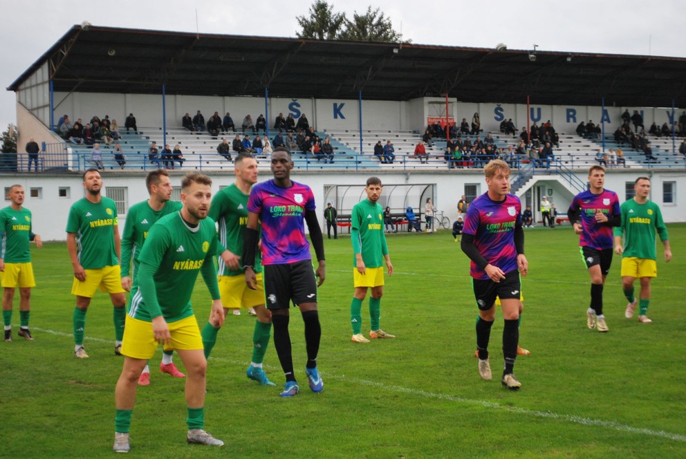 Topoľníky (v zelenom) držali v Šuranoch remízový stav 1:1 ešte štyri minút pred koncom.