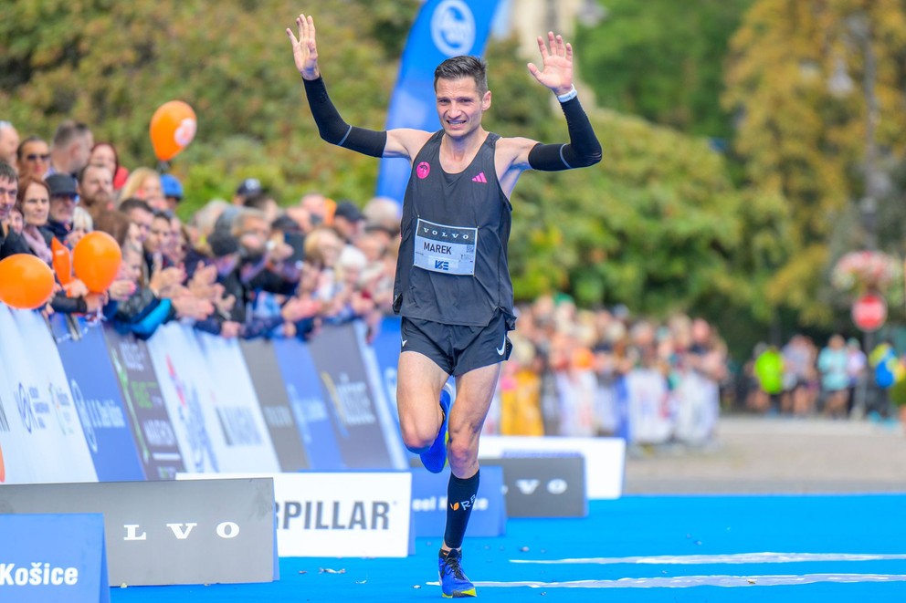 Najlepší slovenský maratónec Marek Hladík dobieha do cieľa počas bežeckých pretekov 101. ročníka Medzinárodného maratónu mieru.
