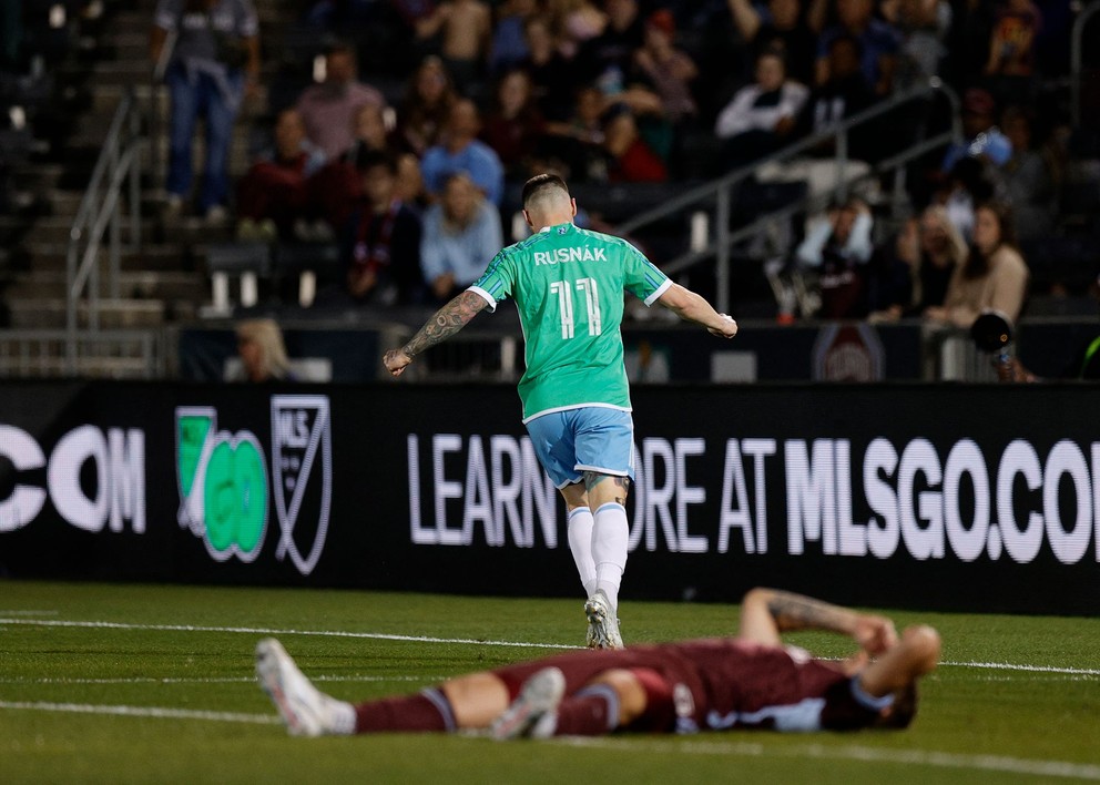 Albert Rusnák ml. strieľa gól v MLS vo farbách Seattle Sounders.