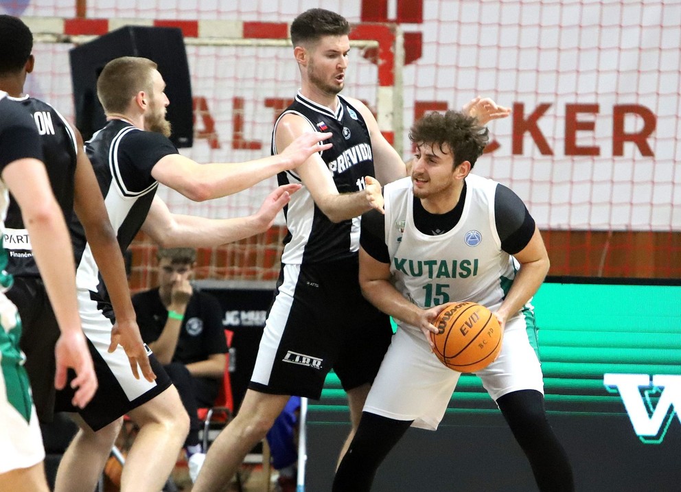 Zľava Remu Raitanen (Prievidza) a Giorgi Sulaberidze (Kutaisi) počas zápasu J-skupiny Európskeho pohára FIBA v basketbale mužov BC PRIEVIDZA - BC Kutaisi 2010.