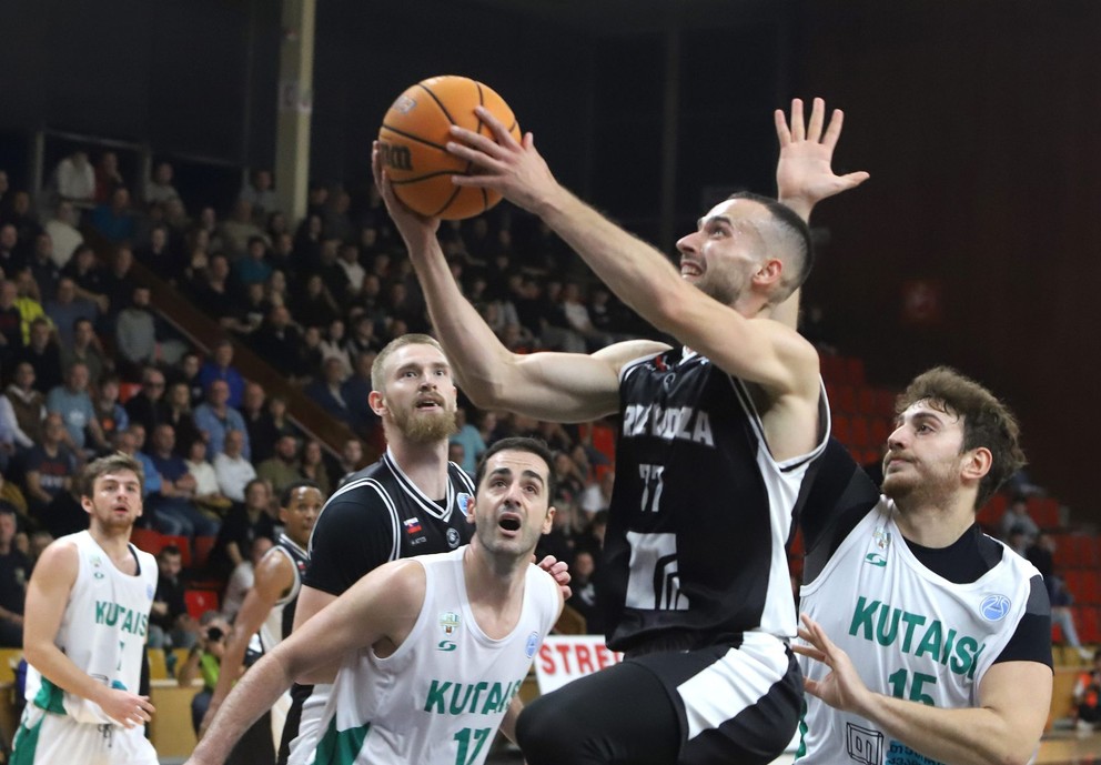 Lukáš Bolek (Prievidza) počas zápasu J-skupiny Európskeho pohára FIBA v basketbale mužov BC PRIEVIDZA - BC Kutaisi 2010.