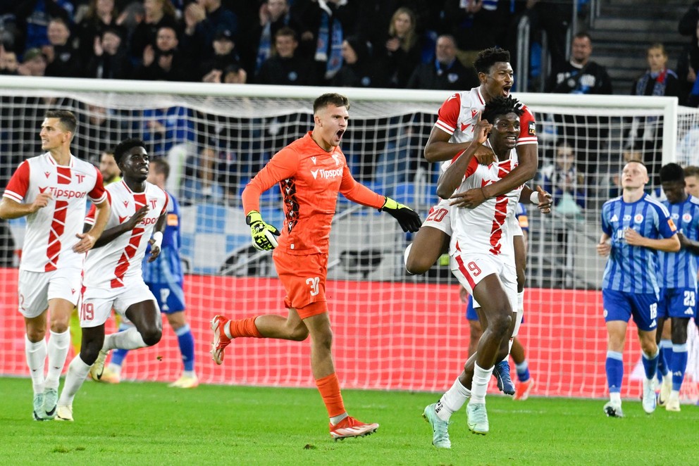 Chinonso Emeka, Rahim Ibrahim a brankár Matúš Sláviček sa tešia po strelenom góle v zápase ŠK Slovan Bratislava - AS Trenčín v 10. kole Niké ligy.