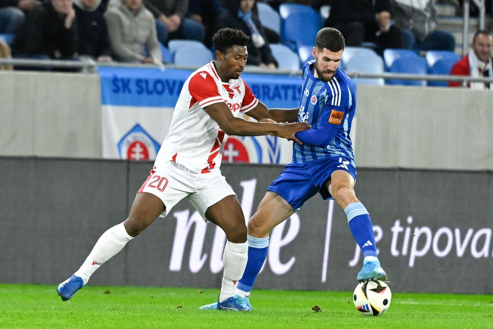 Kenan Bajrič (vpravo) a vľavo Rahim Ibrahim v zápase ŠK Slovan Bratislava - AS Trenčín v 10. kole Niké ligy.