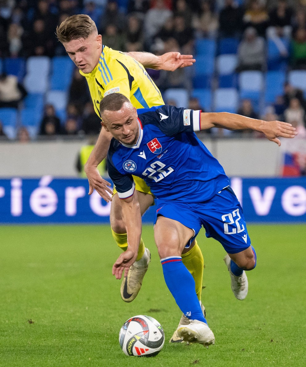 Na snímke vpredu Stanislav Lobotka (Slovensko) a Viktor Gyökeres (Švédsko).