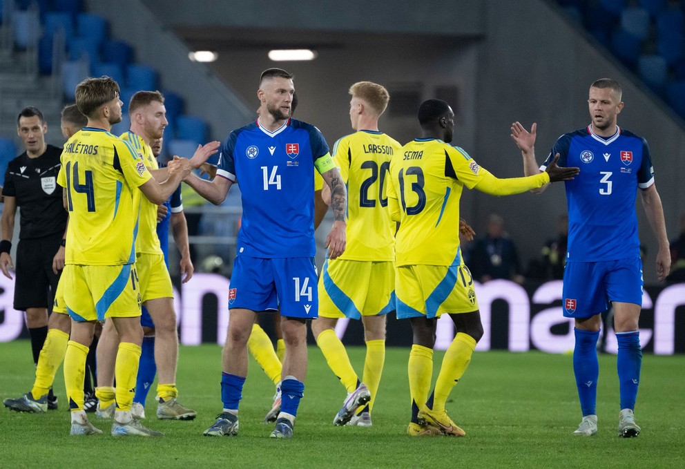 Milan Škriniar, Denis Vavro, Anton Salétros, Hugo Larsson a Ken Sema po zápase Slovensko - Švédsko v skupine 1 C-divízie Ligy národov.