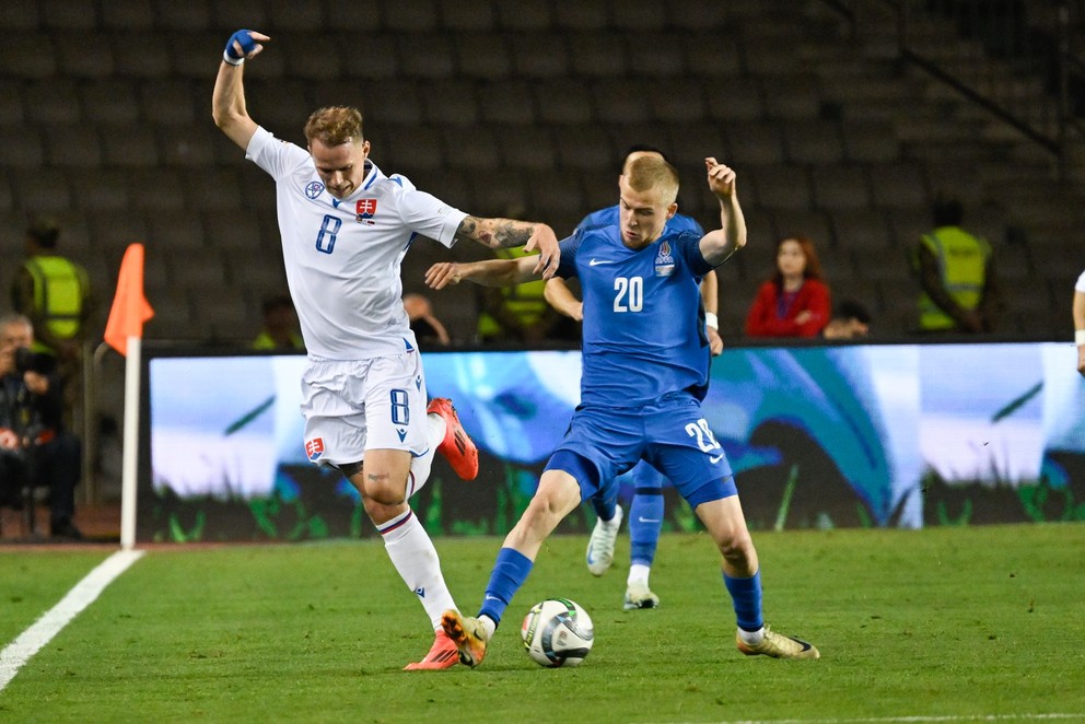 Ondrej Duda (vľavo) a Aleksej Isajev v zápase Azerbajdžan - Slovensko v skupine 1 C-divízie Ligy národov.