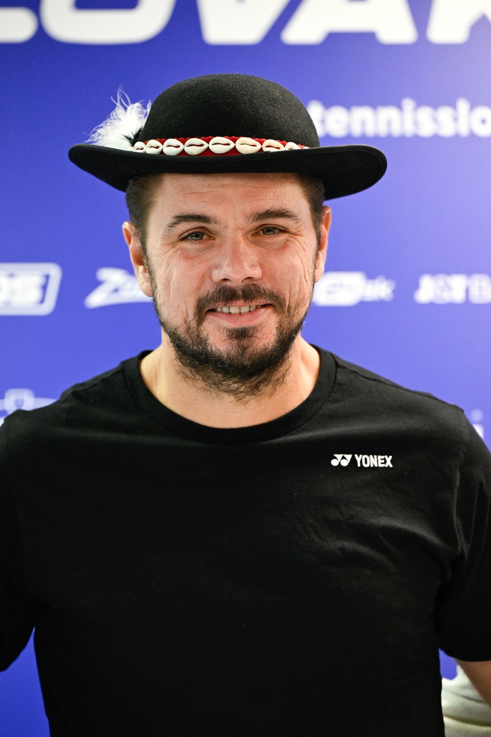 Švajčiarsky tenista Stan Wawrinka pózuje s goralským klobúkom počas tlačovej konferencie v Bratislave.