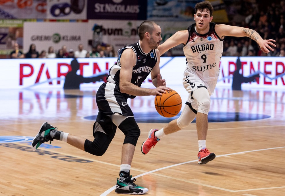 Dalibor Hlivák (Prievidza) a Ruben Dominguez (Bilbao) v zápase 3. kola J-skupiny Európskeho pohára (EP) FIBA v basketbale mužov medzi BC Prievidza - Bilbao Basket.