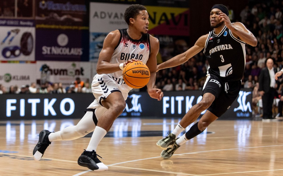 Na snímke sprava v súboji o loptu Keith Jordan (Prievidza) a Melwin Pantzar (Bilbao) v zápase 3. kola J-skupiny Európskeho pohára FIBA. 