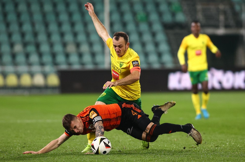 Miroslav Káčer (Žilina) a Oliver Luterán (Ružomberok) v súboji o loptu v dohrávke 2. kola futbalovej Niké ligy medzi MŠK Žilina - MFK Ružomberok.