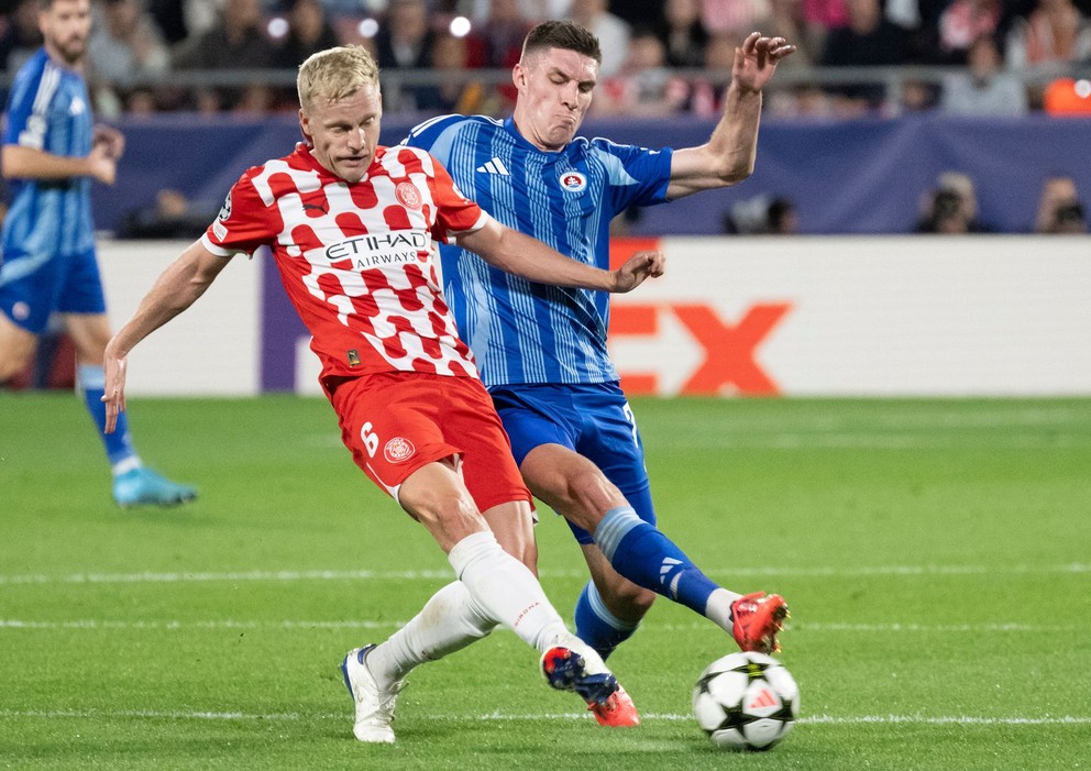 Kevin Wimmer (vpravo) a Donny van de Beek v zápase Girona FC - ŠK Slovan Bratislava v 3. kole ligovej fázy Ligy majstrov.