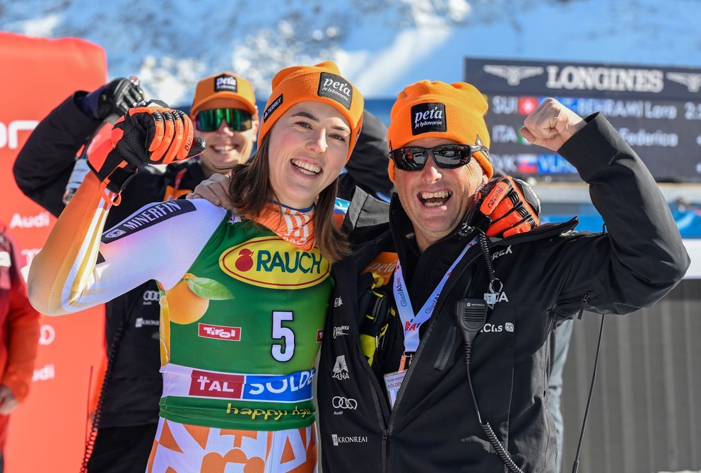 Slovenská lyžiarka Petra Vlhová sa teší s trénerom Maurom Pinim. 
