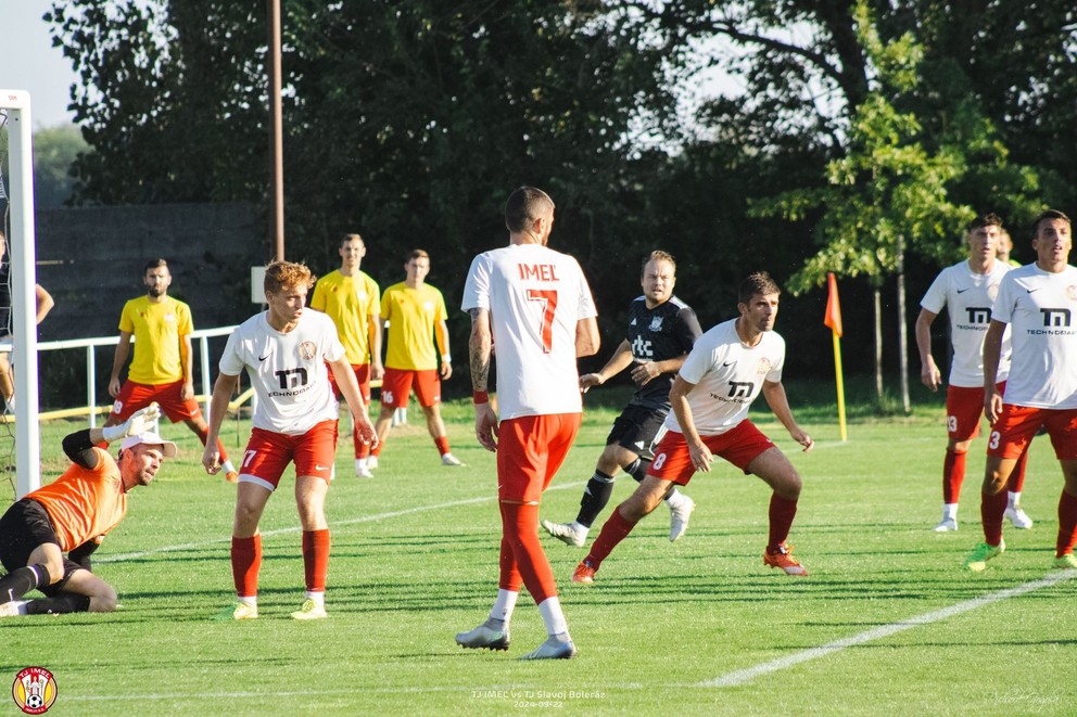 Zo zápasu Imeľ – Boleráz (1:0) zľava brankár Balogha v bielom Imeľčania B. Beke, Oršolík, Bacigál, Varga a Darázs.