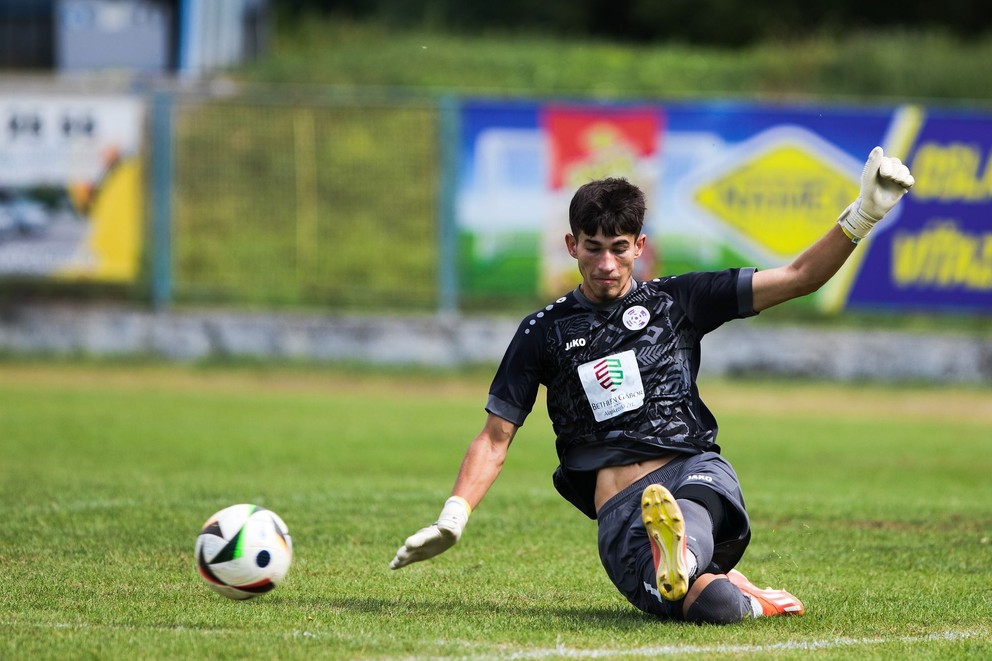 Syn brankára FC Komjatice Petra Hajnalu 16-ročný Adam Hajnala