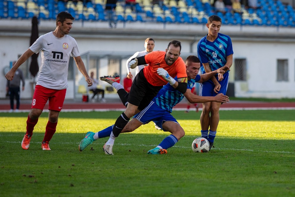 Dvaja najskúsenejší Imeľčania – brankár Tomáš Balogha stopér Tomáš Bacigál (8) v stretnutí v Piešťanoch.