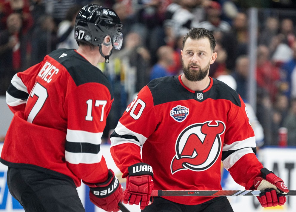 Tomáš Tatar (vpravo) a Šimon Nemec pred zápasom NHL v Prahe New Jersey Devils - Buffalo Sabres.