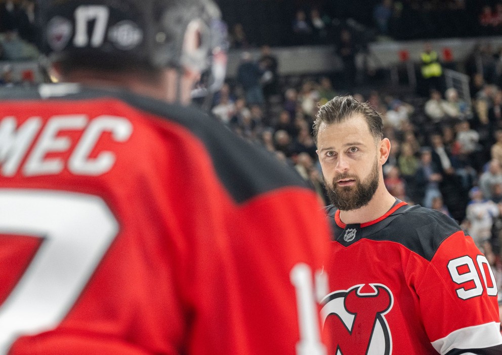 Tomáš Tatar (vpravo) a Šimon Nemec z New Jersey Devils počas rozkorčuľovania pred otváracím zápasom sezóny NHL v Prahe