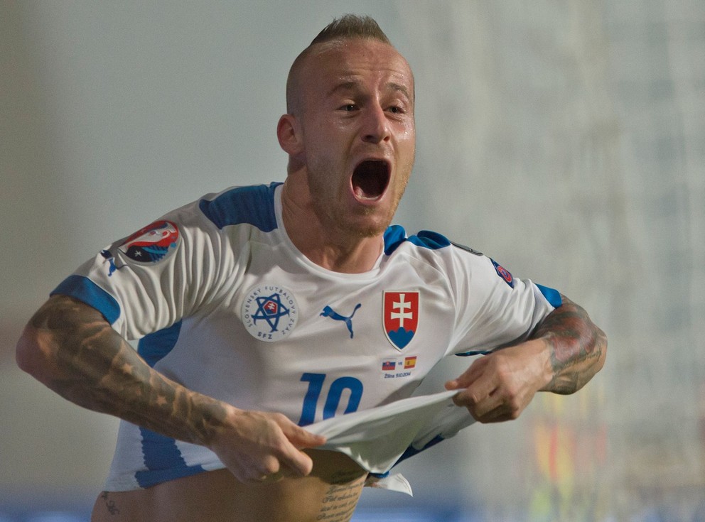 Na snímke strelec gólu na 2:1 Miroslav Stoch (Slovensko) sa raduje z gólu počas futbalového kvalifikačného zápasu na EURO 2016 v C-skupine medzi Slovenskom a Španielskom 9. októbra 2014 v Žiline. 