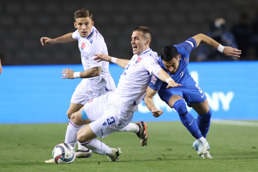 Tomáš Suslov (vľavo) a Peter Pekarík v zápase Azerbajdžan - Slovensko v skupine 1 C-divízie Ligy národov.
