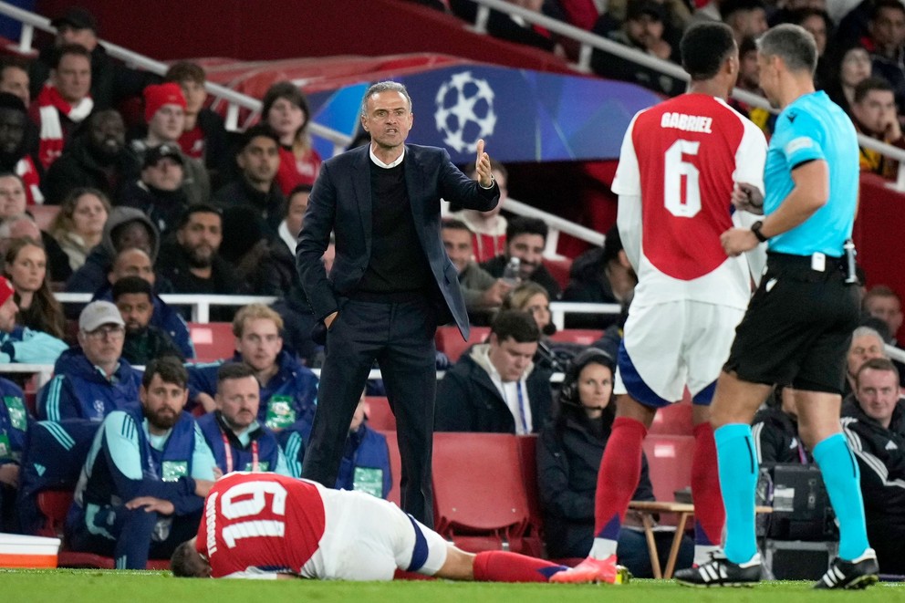 Tréner PSG Luis Enrique v zápase proti Arsenalu.