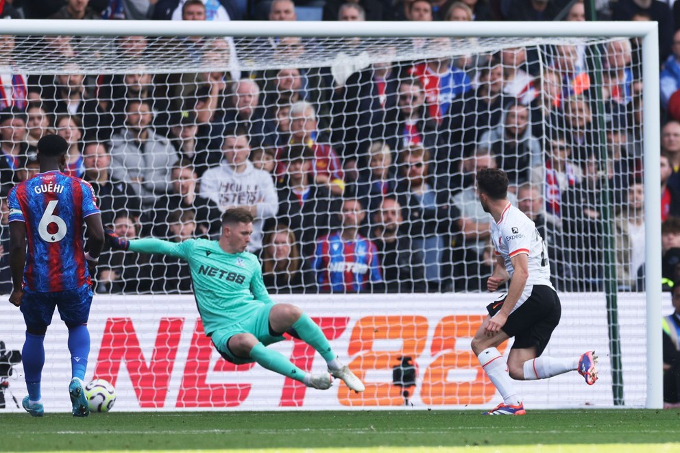 Diogo Jota (vpravo) strieľa gól v zápase Crystal Palace - Liverpool FC v 7. kole Premier League.