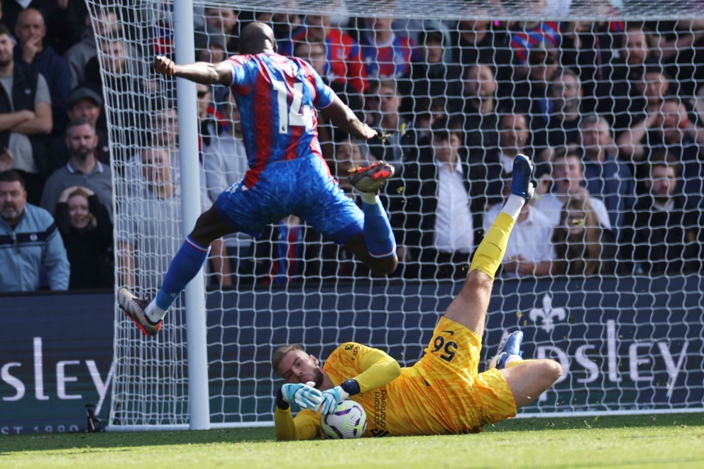 Brankár Vítězslav Jaroš a Jean-Philippe Mateta v zápase Crystal Palace - Liverpool FC v 7. kole Premier League.