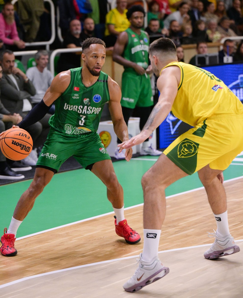 Jaylon Brown (Bursaspor) a Njegos Sikiras (Levice).