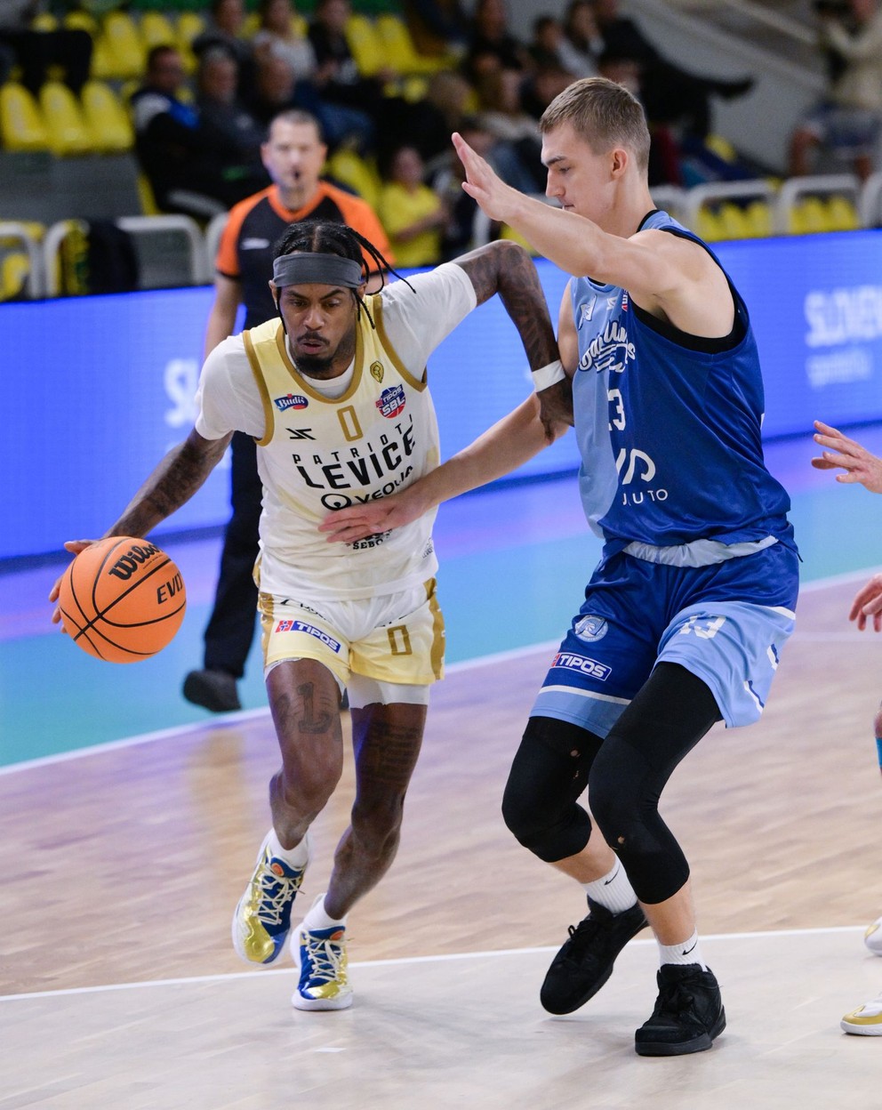 Na snímke zľava Ty Charles Nichols (Levice) a Adam Galko (Nitra) v zápase 4. kola Tipos SBL basketbalovej extraligy mužov.