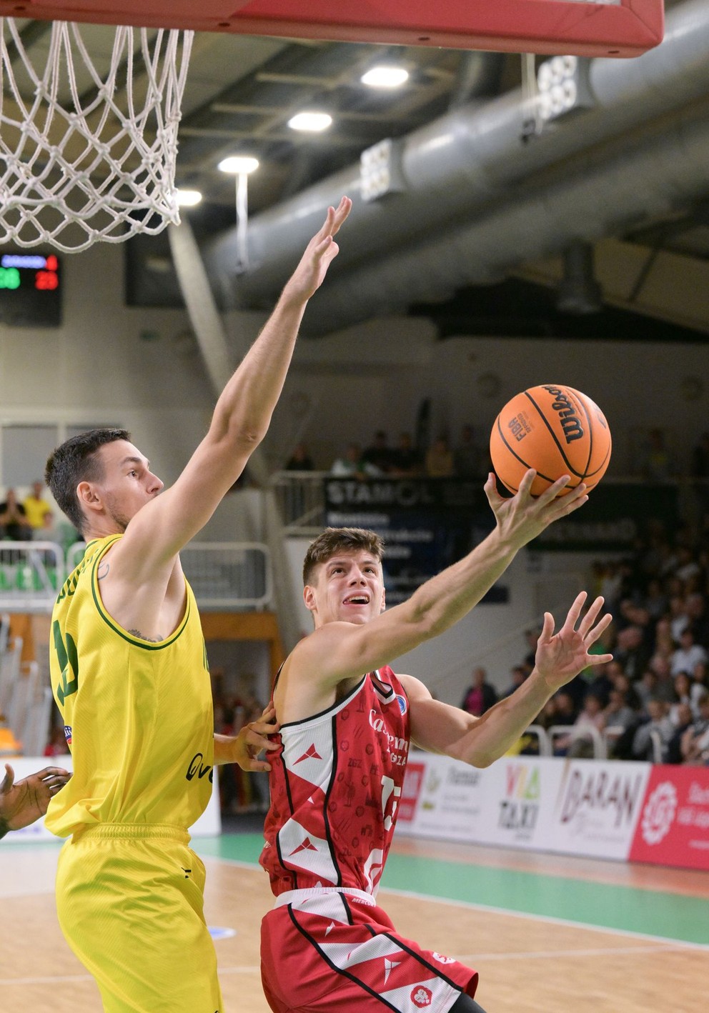 Zľava Boris Bojanovský (Levice) a Joaquin Rodríguez (Zaragoza).