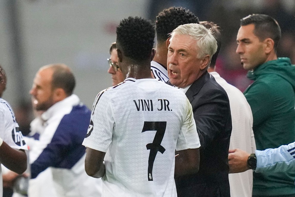 Tréner Realu Madrid Carlo Ancelotti udeľuje pokyny Viniciusovi Júniorovi.