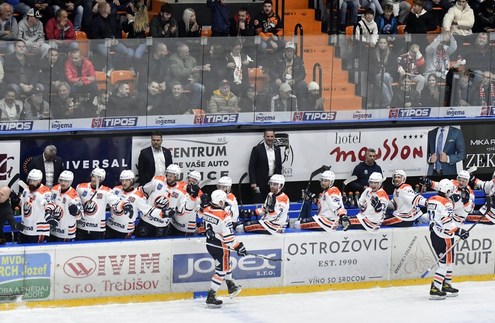 Hráči Michaloviec oslavujú gól v zápase proti Slovanu.