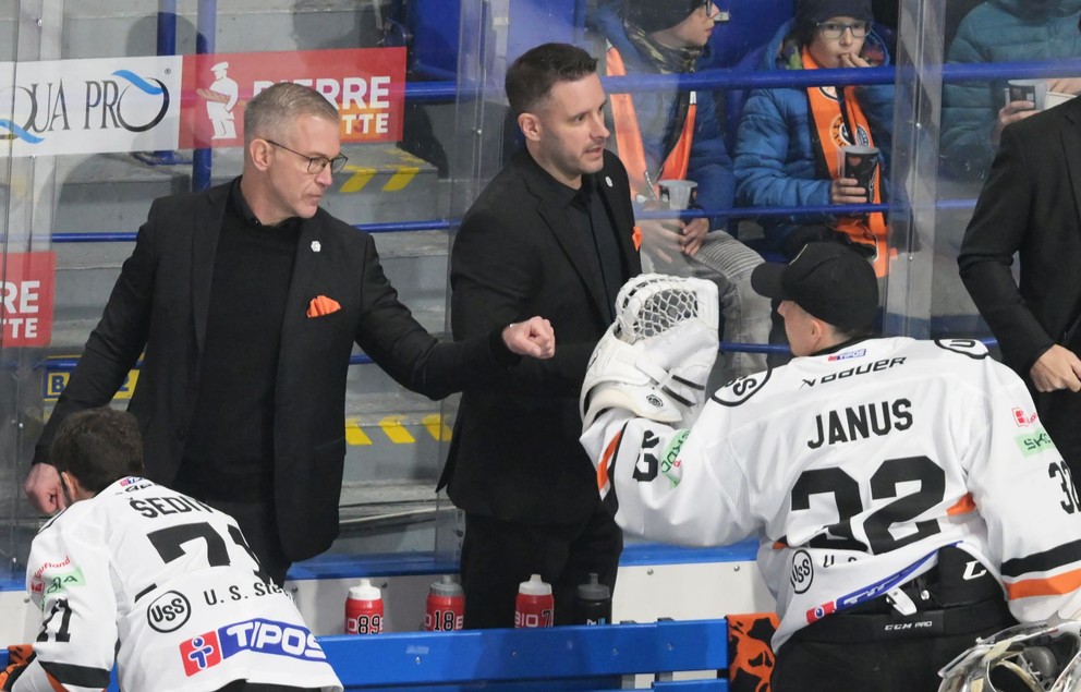 Tréner Dan Ceman a brankár Jaroslav Janus počas zápasu HC Košice - HC Slovan Bratislava v 11. kole Tipos extraligy.