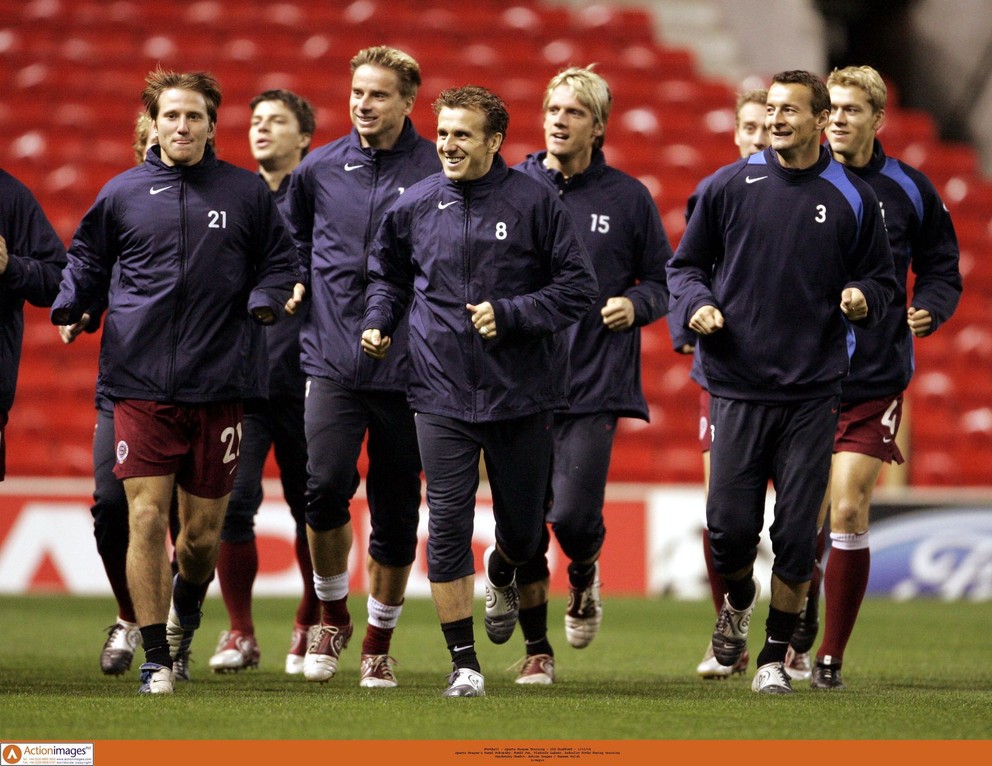 Tomáš Jun, Rastislav Michalík, Karel Poborský, Radoslav Kováč a Vladimír Labant na tréningu na štadióne Old Trafford v Manchesteri pred zápasom Ligy majstrov v roku 2004.