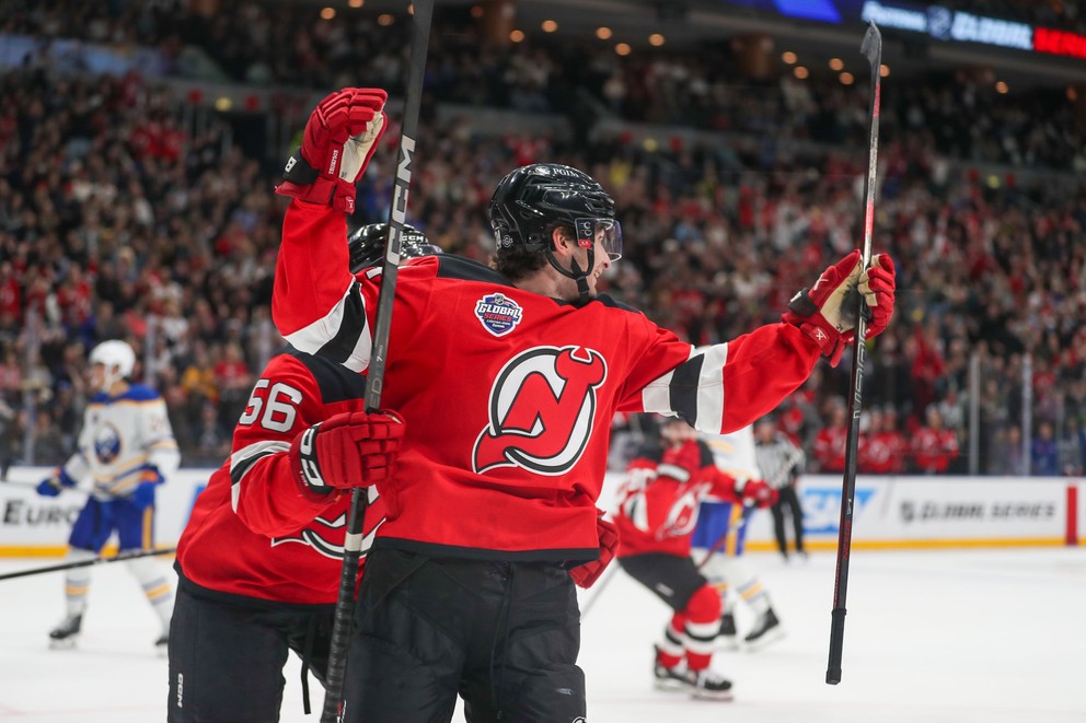 Obranca NJ Devils Seamus Casey oslavuje premiérový gól v NHL  v zápase New Jersey - Buffalo Sabres v Prahe.