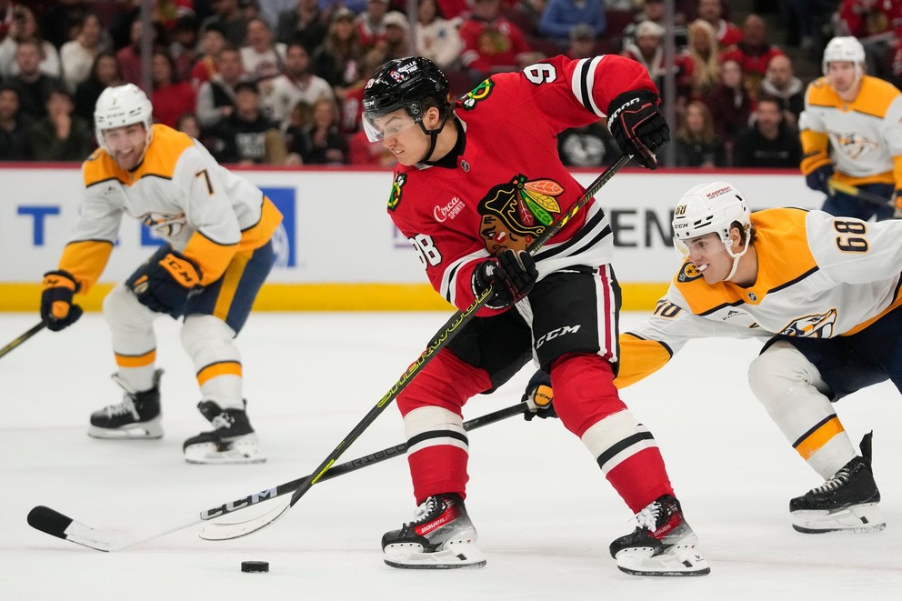 Connor Bedard v zápase proti Nashvillu.