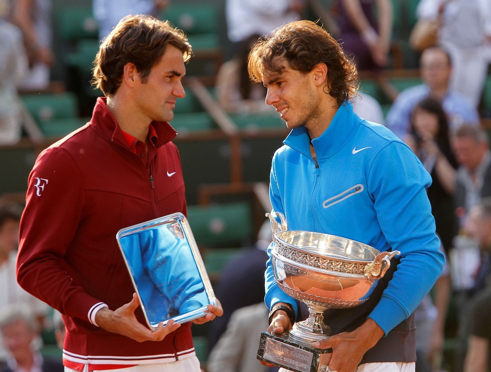 Španielsky tenista Rafael Nadal (vpravo) a Švajčiar Roger Federer po finále Roland Garros 2011.