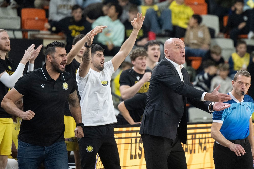 Tréner Interu Aramis Naglič v zápase B - skupiny Severoeurópskej basketbalovej ligy ENBL medzi BK Inter Bratislava – Bamberg Baskets.