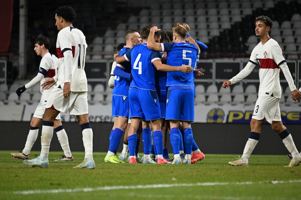 Slovenskí reprezentanti sa tešia po strelenom góle v zápase Slovensko U21 - Portugalsko U21.