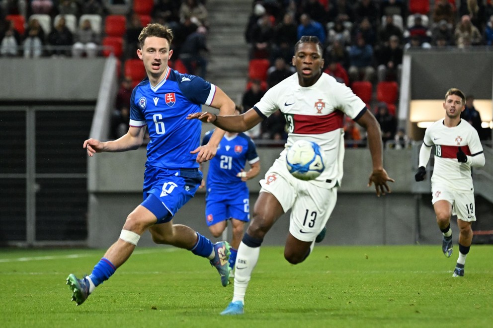 Na snímke vľavo hráč Slovenska Dominik Hollý a hráč Portugalska Nazinho.