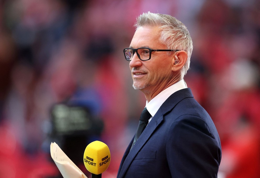 Gary Lineker s mikrofónom televízie BBC Sport.