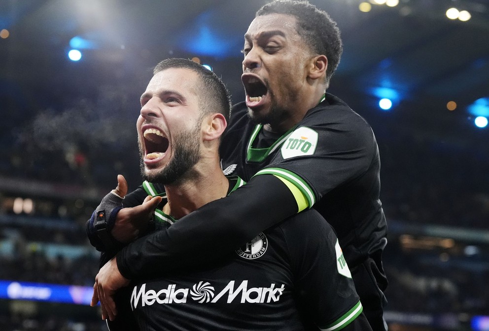 Dávid Hancko oslavuje gól do siete Manchester City.