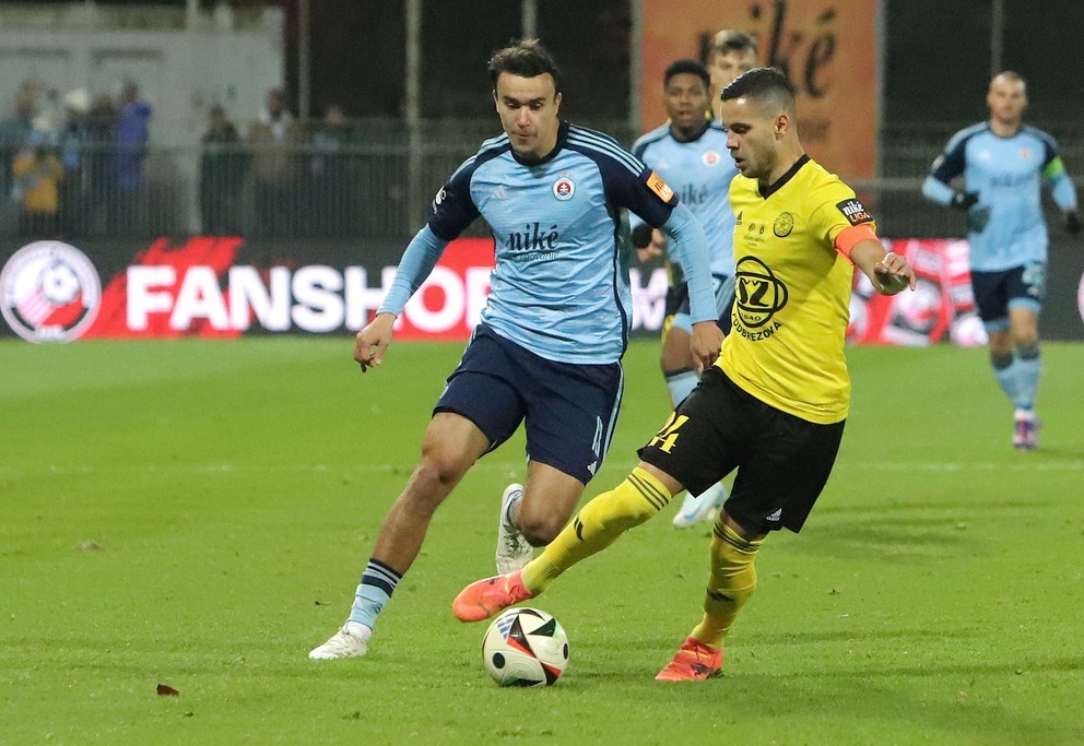 David Strelec a Kristián Koštrna v zápase Podbrezová - Slovan Bratislava. 