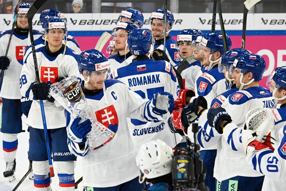 Kapitán slovenskej hokejovej reprezentácie Peter Cehlárik s pohárom za víťazstvo v Nemeckom pohári.