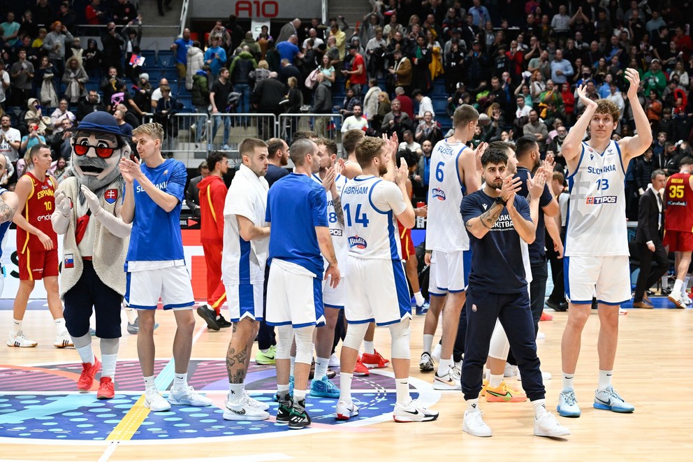 Na snímke slovenskí basketbalisti ďakujú fanúšikom po prehre v zápase 3. kola C-skupiny kvalifikácie ME 2025 v basketbale mužov Slovensko - Španielsko.