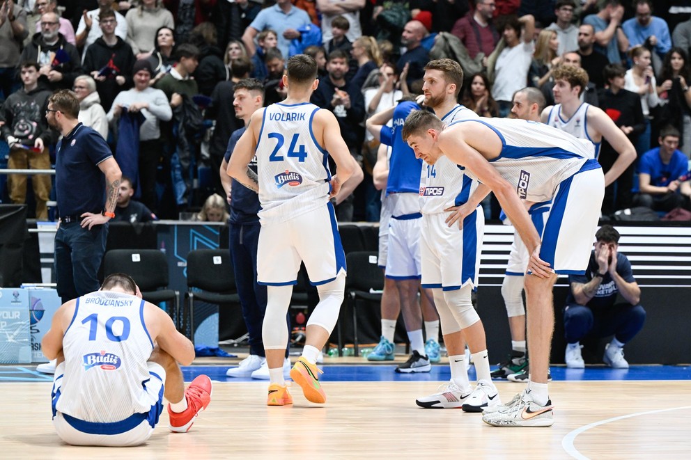 Na snímke vpravo Michael Fusek a vľavo Vladimír Brodziansky (Slovensko) reagujú po prehre v zápase 3. kola C-skupiny kvalifikácie ME 2025 v basketbale mužov Slovensko - Španielsko.