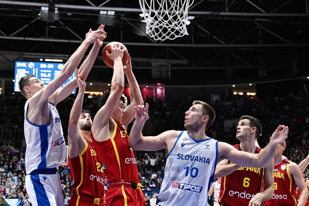 Vladimír Brodziansky (vpravo) v zápase Slovensko - Španielsko v kvalifikácii ME v basketbale 2025.