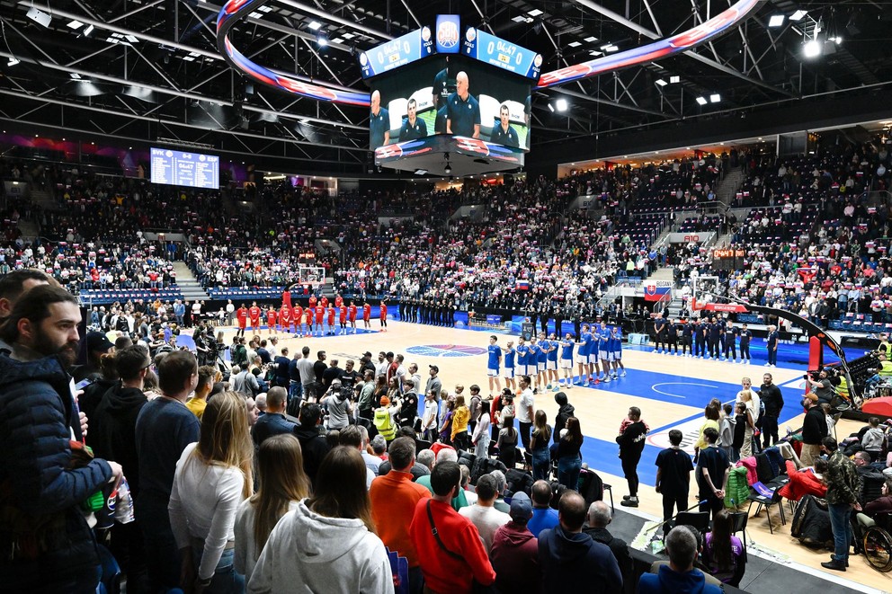 Na snímke tím Slovenska (vpravo) a družstvo  Španielska (vľavo) stoja počas hymien pred zápasom 3. kola C-skupiny kvalifikácie ME 2025 v basketbale mužov Slovensko - Španielsko.