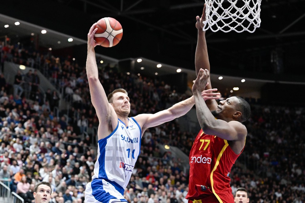 Vladimír Brodziansky (vľavo) počas zápasu Slovensko - Španielsko v kvalifikácii ME 2025.