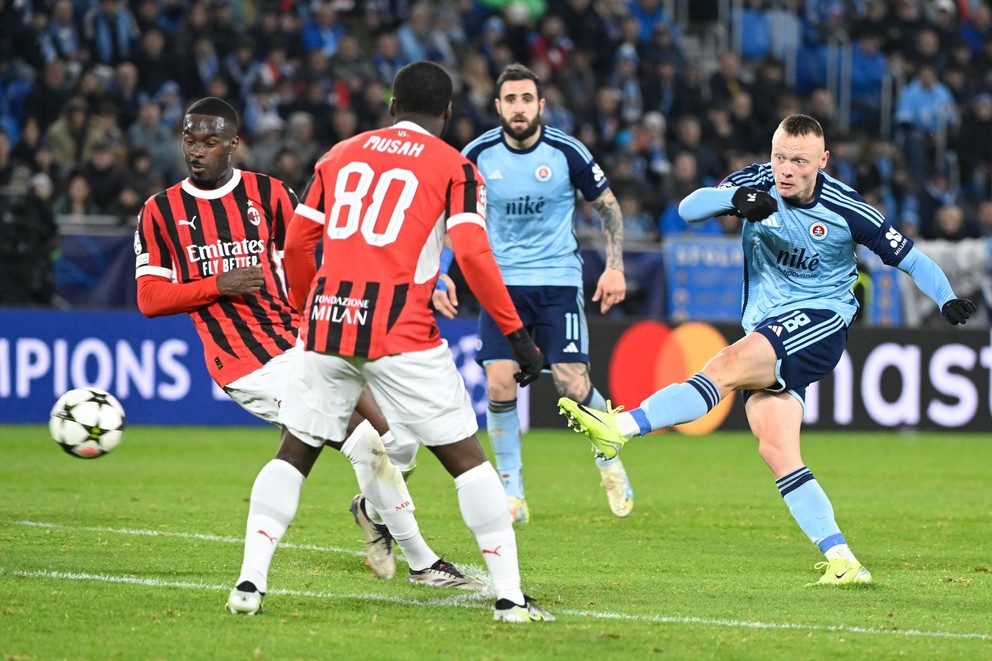 Nino Marcelli (vpravo) strieľa gól v zápase Ligy majstrov Slovan Bratislava - AC Miláno.