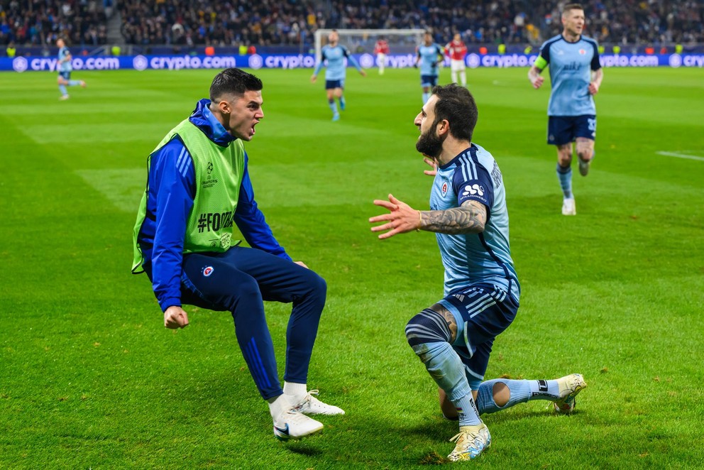 Tigran Barseghjan (Slovan) sa teší z gólu v zápase 5. kola ligovej fázy Ligy majstrov Slovan Bratislava - AC Miláno.